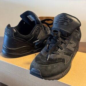 New Balance ALL BLACK 530